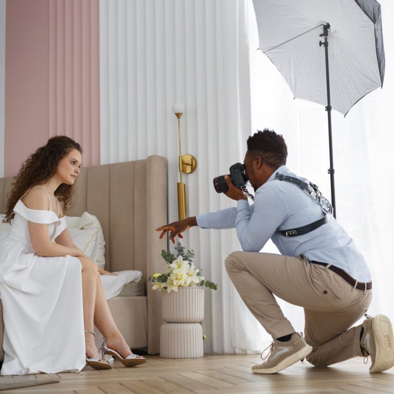 photographe-complet-prenant-des-photos-de-la-mariee
